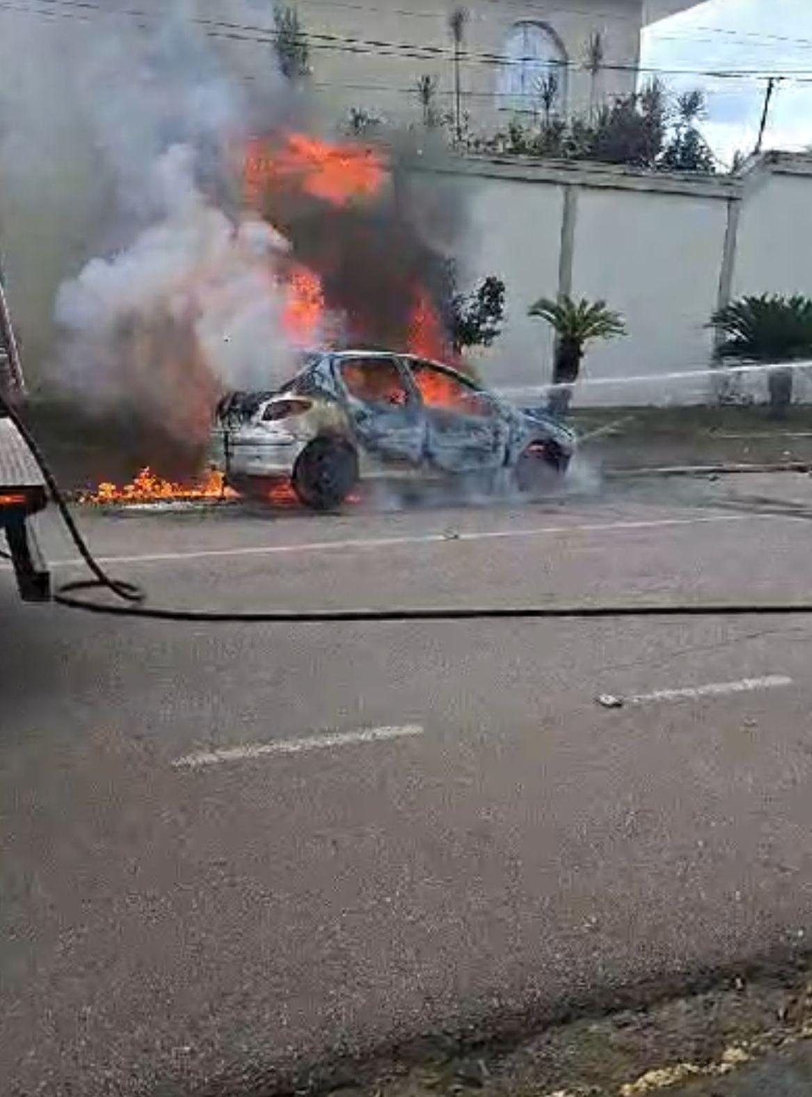 Carro vira sucata em minutos após incêndio repentino em avenida de Porto Velho
