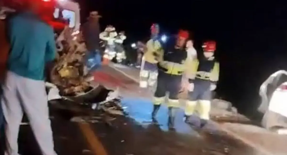 Colisão frontal entre Classic e Montana deixa três feridos na BR 364