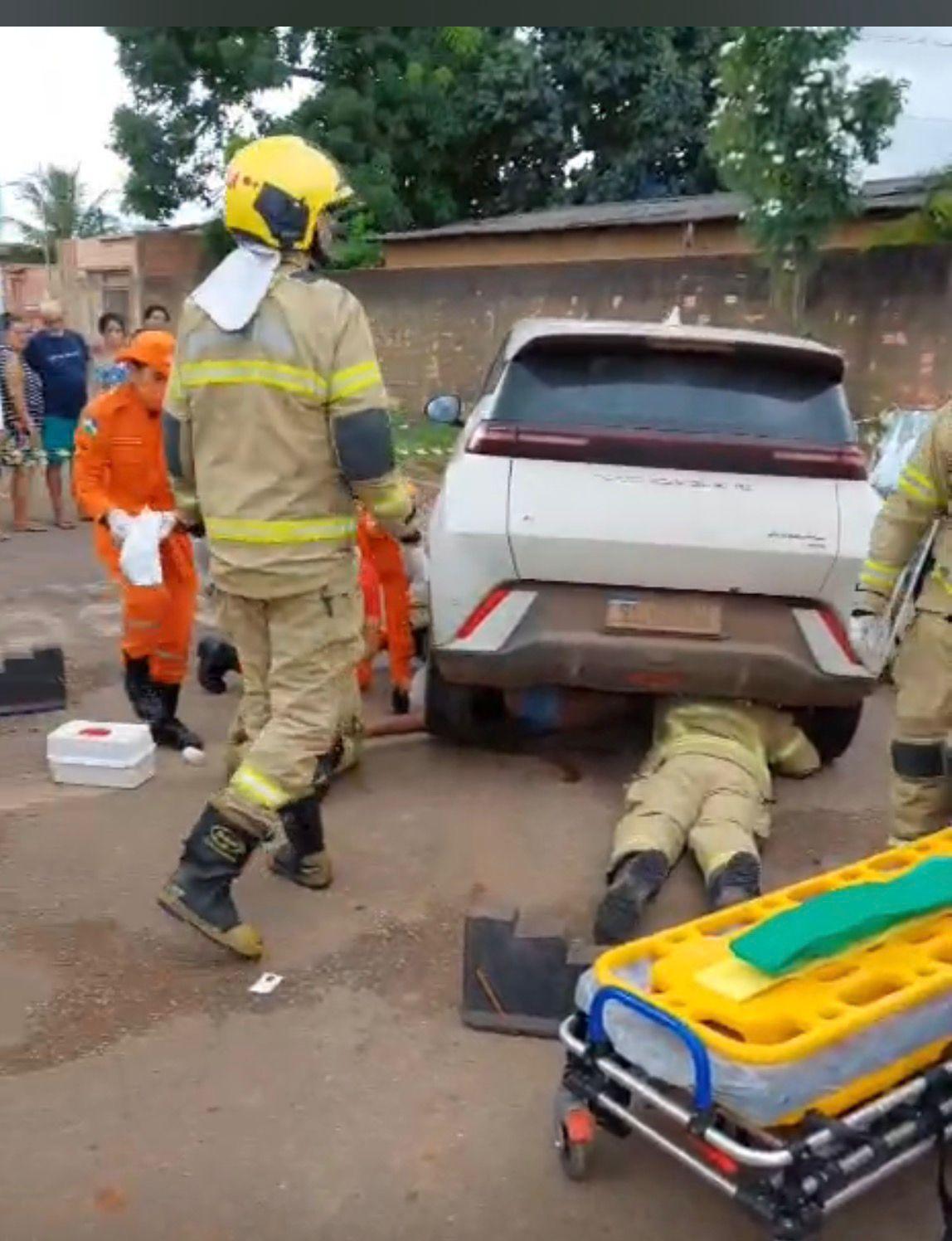 Grave acidente deixa motociclista presa em baixo de carro e mobiliza resgate em Porto Velho