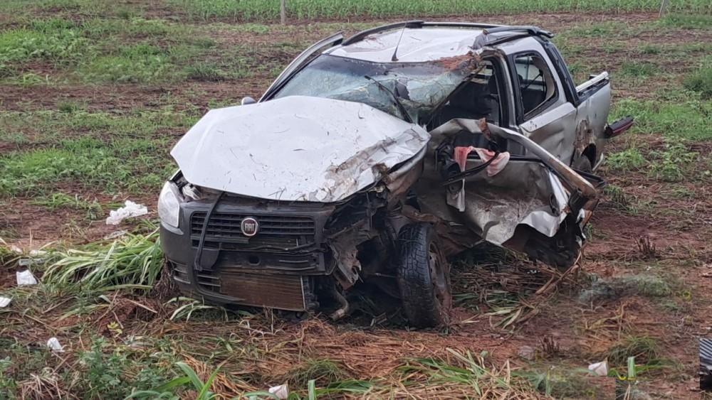 Homem morre e esposa fica gravemente ferida em acidente entre carro e caminhão na BR-364