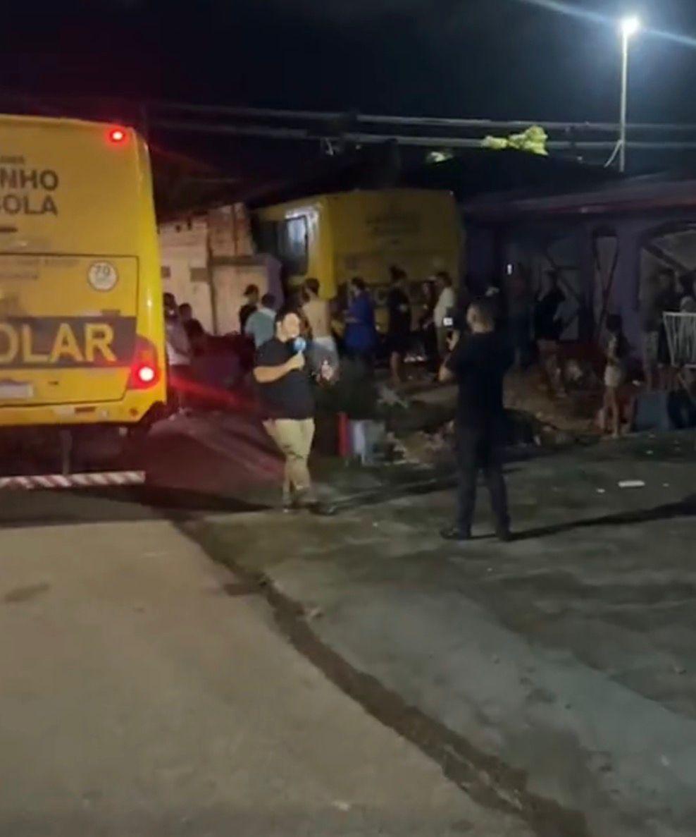 Motorista de Ônibus escolar perde contro do veículo  e atinge residência no Centro de Porto Velho