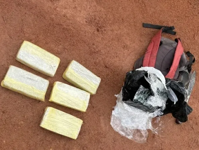 Traficante é preso com 5 kg de cocaína após bater em viatura e tentar fugir