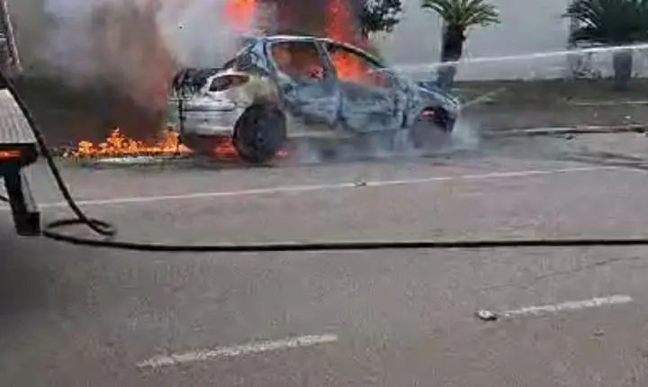 Carro vira sucata em minutos após incêndio repentino em avenida de Porto Velho