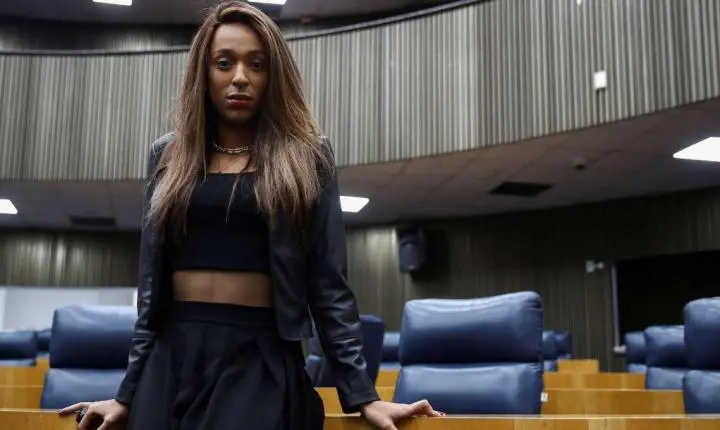 Deputada ameaça usar Lei Maria da Penha contra Erika Hilton