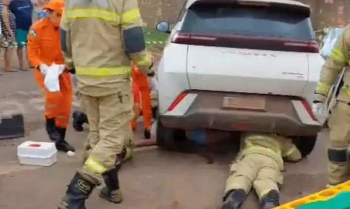 Grave acidente deixa motociclista presa em baixo de carro e mobiliza resgate em Porto Velho