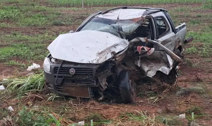 Homem morre e esposa fica gravemente ferida em acidente entre carro e caminhão na BR-364