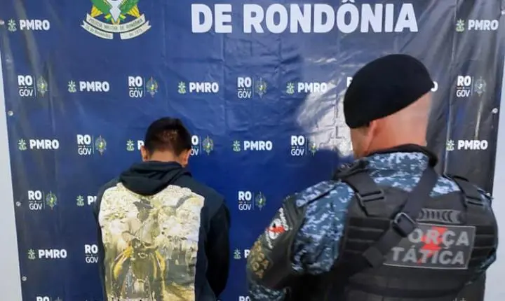 JI-PARANÁ  – POLÍCIA MILITAR PRENDE HOMEM COM DOIS MANDADOS DE PRISÃO DURANTE OPERAÇÃO