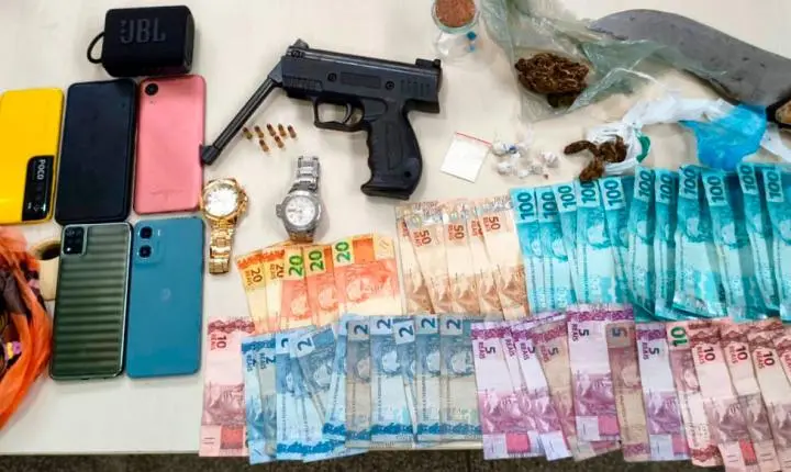 JI-PARANÁ – SUSPEITO TENTA FUGIR, MAS É PRESO PELA PM COM DROGAS, ARMA E DINHEIRO