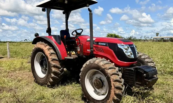 Laerte Gomes destina trator agrícola a associação de pequenos produtores em Seringueiras